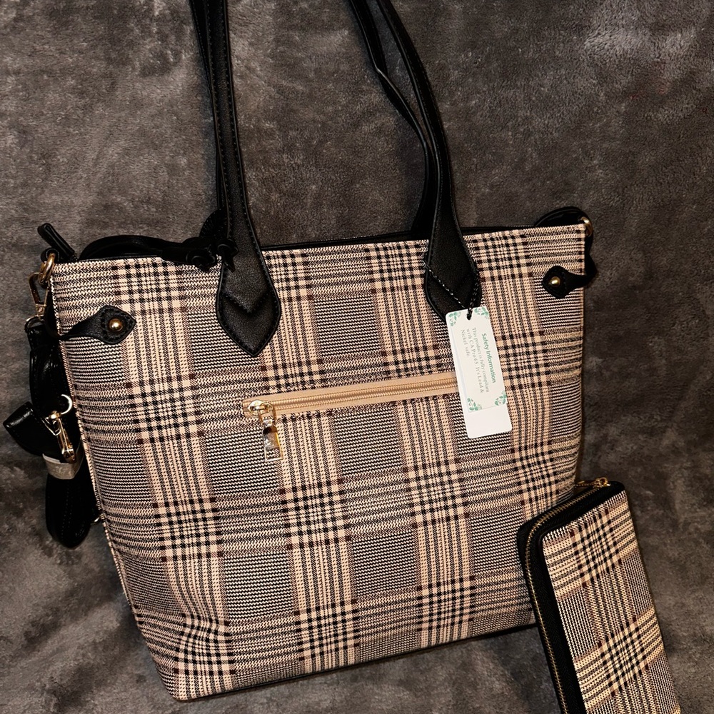 Selling purses 👜 🥳 - Picture 2 of 4